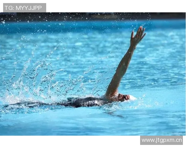 仰泳对身体的全面益处及其改善肌肉力量与灵活性的效果分析